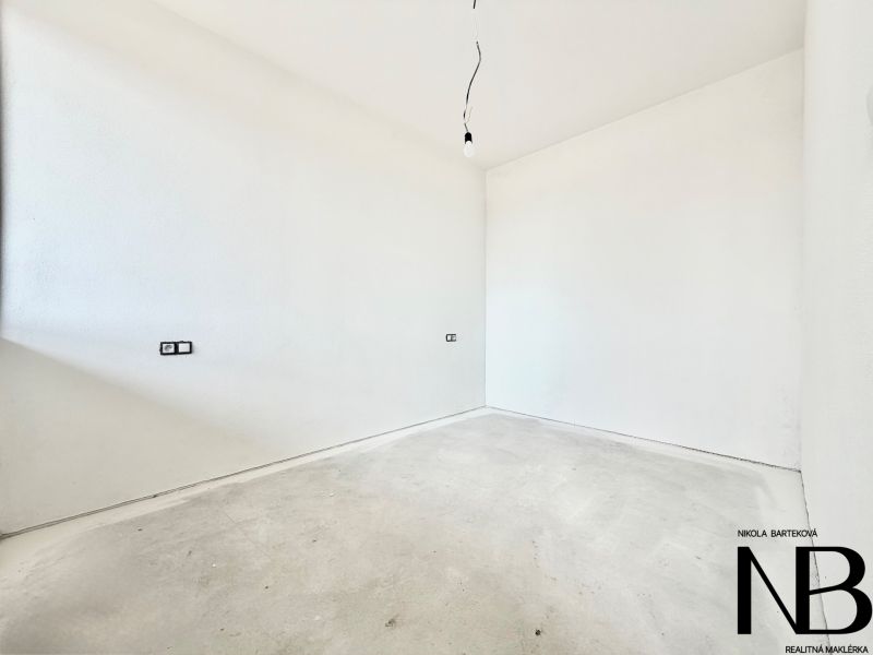 Na predaj 1, 5 izbový byt s terasou, predzáhradkou a parkovaním-Svinná