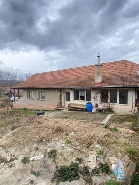 Malebná chalupa s ovocným sadom vo Vrbovcoch.