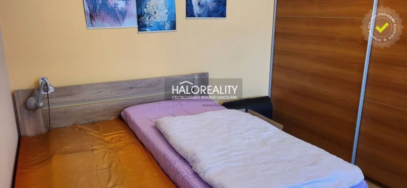 REZERVOVANÉ - Predaj, jednoizbový byt Žiar nad Hrono... - Spálňa v 1-izbovom byte s dreveným dekorom a nástennými obrazmi.