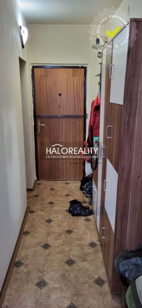 REZERVOVANÉ - Predaj, jednoizbový byt Žiar nad Hrono... - Úzka vstupná chodba s dlažbou v 1-izbovom byte, nábytok s dreveným dekorom.