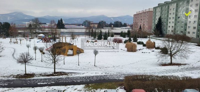 REZERVOVANÉ - Predaj, jednoizbový byt Žiar nad Hrono... - Zasnežený park s preliezkami a bytovkami v Žiari nad Hronom, ideálny pre 1-izbový byt.