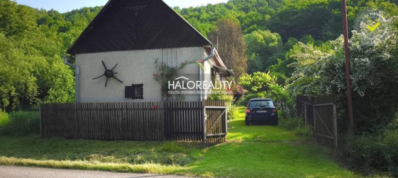 REZERVOVANÉ - Predaj, chalupa Kokava nad Rimavicou -... - Chata v Kokave nad Rimavicou s dreveným plotom uprostred zelenej prírody a autom na dvore.