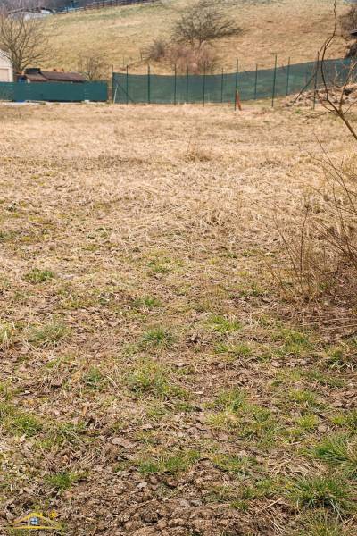 Stavebný pozemok Korňa – 822 m², siete pri pozemku - Stavebný pozemok v Korni vhodný na bývanie, obklopený prírodou a jemne zvlneným terénom.
