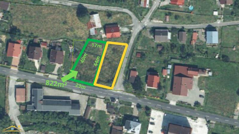 Stavebný pozemok Korňa – 822 m², siete pri pozemku - Letecký pohľad na pozemky na bývanie v Korni s označenými rozmermi a plochou.
