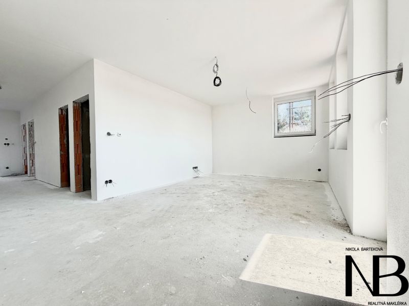 Na predaj 3-izbový byt s terasou, vlastný vstup, 2x parking, Svinná