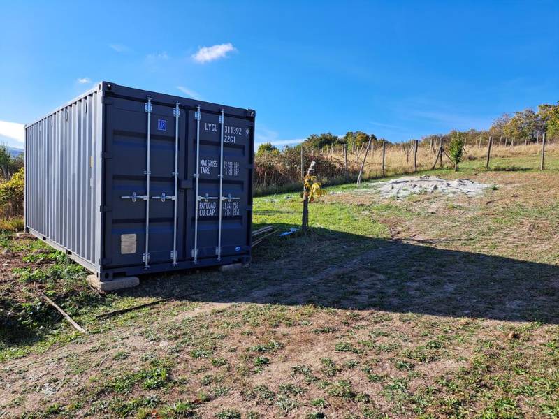 Oplotený obrábaný vinohrad so studňou a kontajnerom. - Kovový kontajner umiestnený na Rekreačných pozemkoch na Fajgalskej ceste v Pezinku.