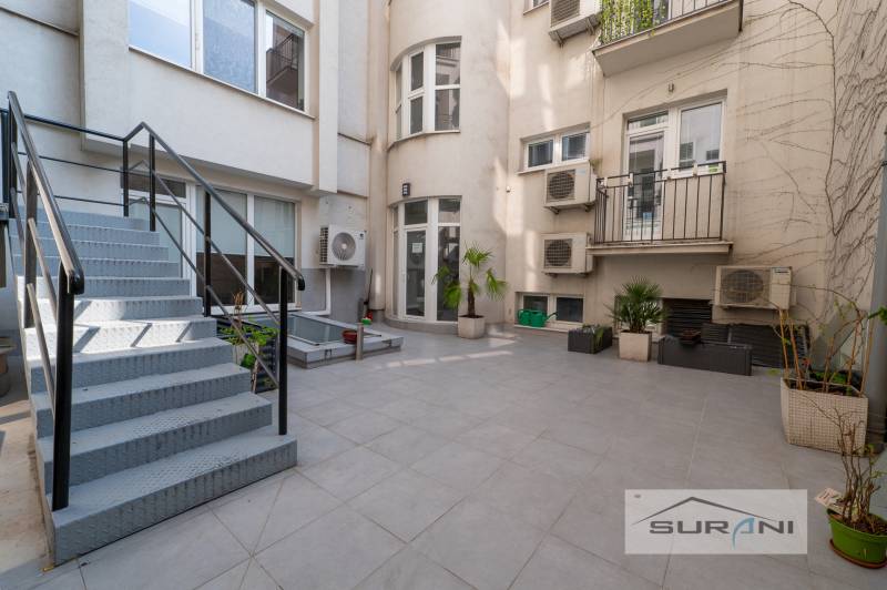  	 Bez Provízie | Kancelária 17m2 | Paulínyho ulica | Bratislava - Vnútorný dvor kancelárií s balkónom, schodiskom a rastlinami na Paulínyho v Starom Meste.