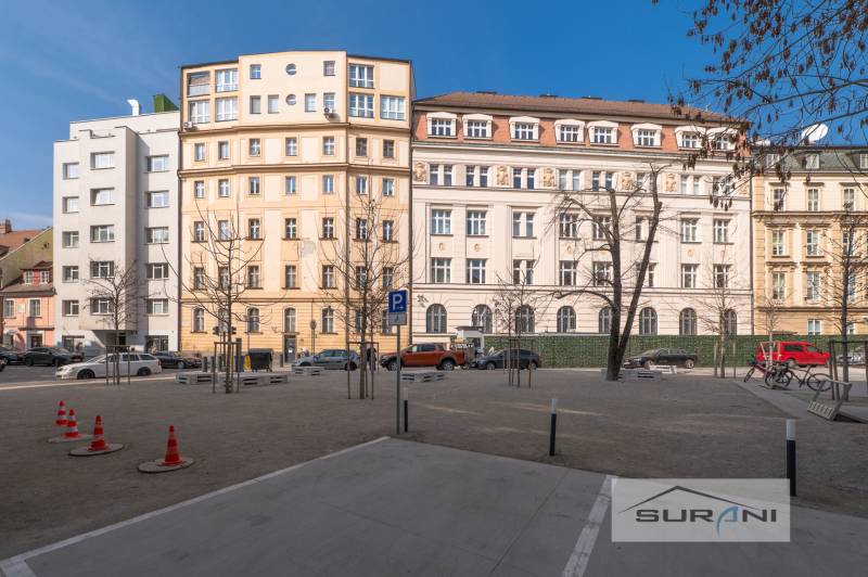  	 Bez Provízie | Kancelária 17m2 | Paulínyho ulica | Bratislava - Budovy na Paulínyho ulici v Bratislave - Staré Mesto so zaparkovanými autami a stromami.