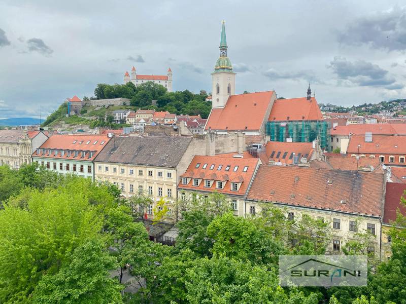  	 Bez Provízie | Kancelária 17m2 | Paulínyho ulica | Bratislava - Bratislava - Staré Mesto, pohľad z Paulínyho na historické budovy a Bratislavský hrad.