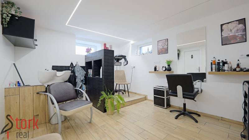 TOP - Rodinný dom s veľkým pozemkom - Dolný Hričov - Interiér kaderníckeho salónu s podlahou s dreveným dekorom v rodinnom dome.