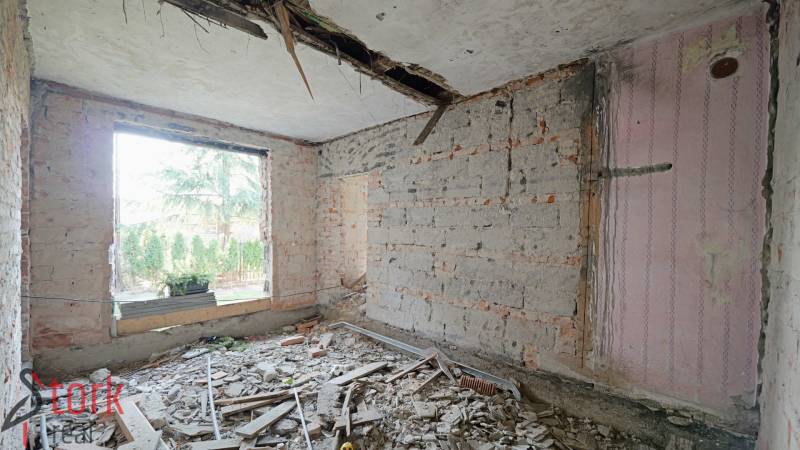 TOP - Rodinný dom s veľkým pozemkom - Dolný Hričov - Základ rodinného domu v Dolnom Hričove na ulici Mládeže s odkrytými stenami.