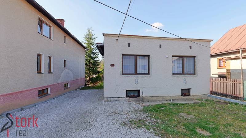 TOP - Rodinný dom s veľkým pozemkom - Dolný Hričov - Rodinný dom na ulici Mládeže v Dolnom Hričove s kamienkovým dvorom a záhradou fronta.