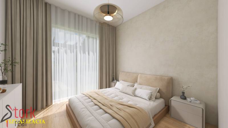 TOP - Rodinný dom s veľkým pozemkom - Dolný Hričov - Svetlá spálňa s veľkým oknom, béžovými závesmi a podlahou s dreveným dekorom.