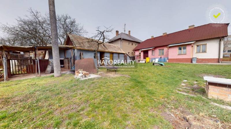 Predaj, rodinný dom Rimavská Sobota, Čerenčianska - ... - Záhrada rodinného domu v Rimavskej Sobote s prístreškom a priľahlou trávnatou plochou.