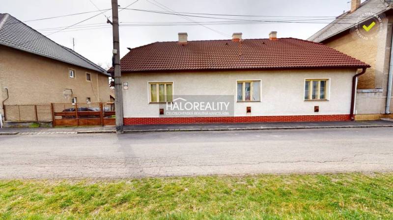 Predaj, rodinný dom Rimavská Sobota, Čerenčianska - ... - Rodinný dom v Rimavskej Sobote s červenou strechou, fasádou a trávnikom v popredí.