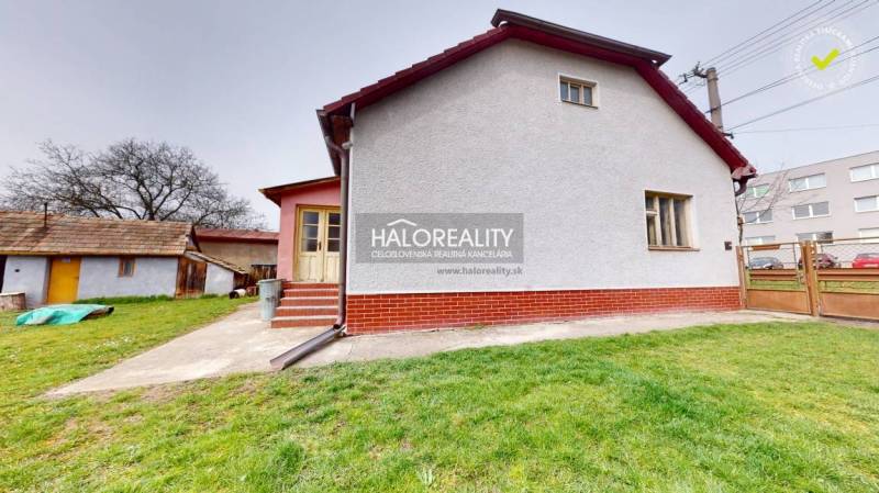 Predaj, rodinný dom Rimavská Sobota, Čerenčianska - ... - Rodinný dom v Rimavskej Sobote s trávnikom a prístavbou v pozadí.