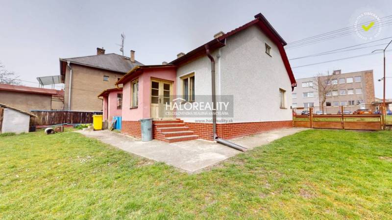 Predaj, rodinný dom Rimavská Sobota, Čerenčianska - ... - Rodinný dom v Rimavskej Sobote s veľkou záhradou a terasou zo schodmi.