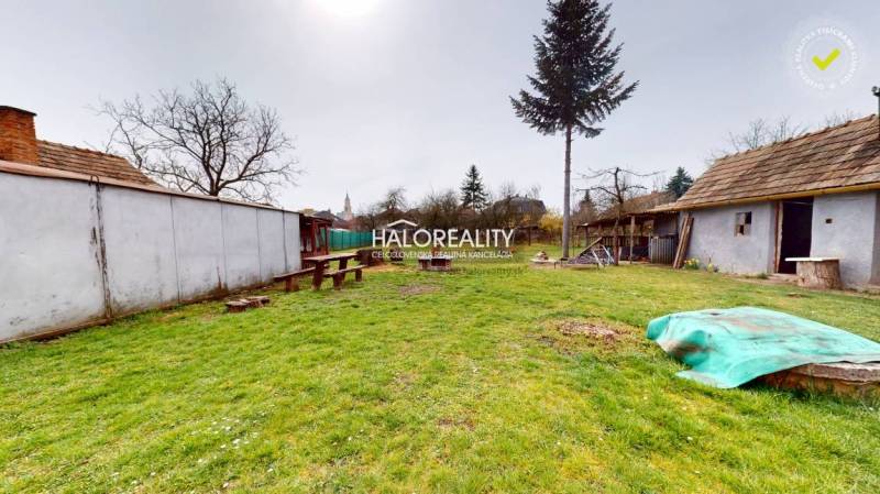 Predaj, rodinný dom Rimavská Sobota, Čerenčianska - ... - Záhrada rodinného domu v Rimavskej Sobote s drevenými stavbami a trávnatou plochou.