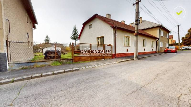 Predaj, rodinný dom Rimavská Sobota, Čerenčianska - ... - Rodinný dom v Rimavskej Sobote s predzáhradkou a kovovým plotom na tichej ulici.