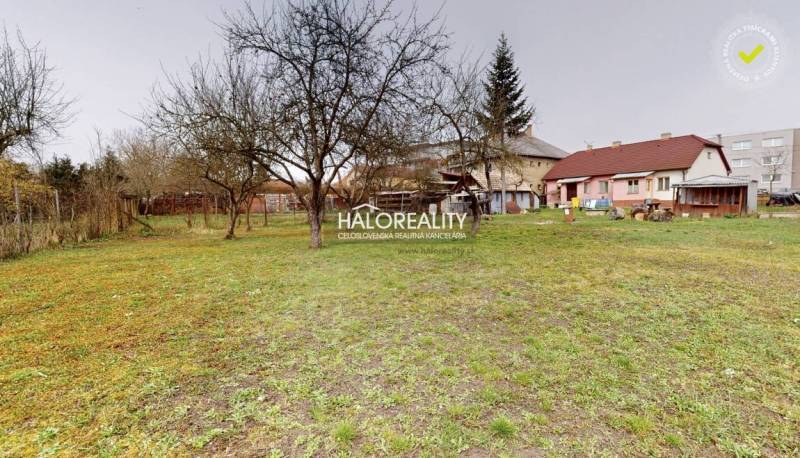 Predaj, rodinný dom Rimavská Sobota, Čerenčianska - ... - Záhrada rodinného domu v srdci Rimavskej Soboty s ovocnými stromami a priestranným dvorom.