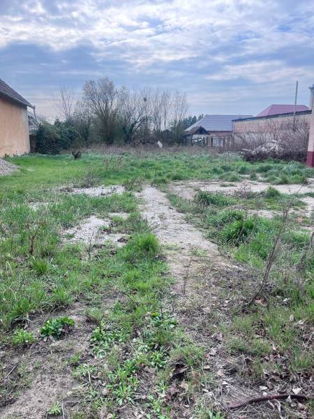 Stavebný pozemok na predaj - Tvrdošovce  - Stavebný pozemok v Tvrdošovciach na bývanie s trávnatou plochou a roztrúsenými kríkmi.