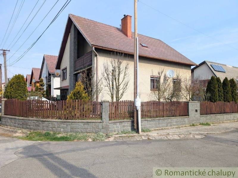 Exkluzívna ponuka - dom v pokojnej časti mesta Vranov nad Topľou – Čem - Rodinný dom vo Vranove nad Topľou s dreveným plotom a podkrovnou strechou.