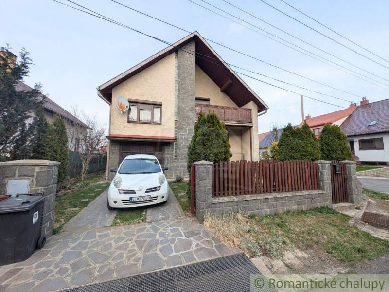 Exkluzívna ponuka - dom v pokojnej časti mesta Vranov nad Topľou – Čem - Rodinný dom vo Vranove nad Topľou s autom, bránou a upravenou záhradou.