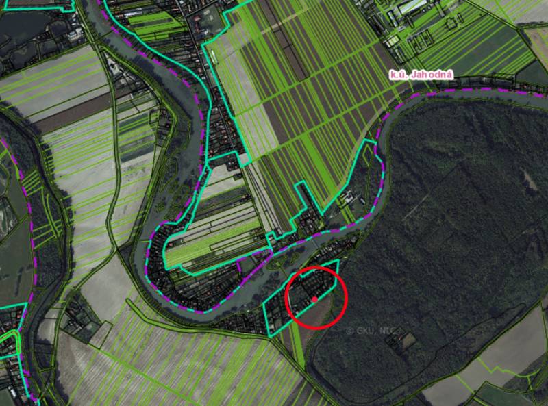 Zrekonštruovaná rekreačná chata v Jahodnej (Dunajské Mlyny) - Satelitná mapa oblasti okolo Jahodnej, s vyznačenými parcelami a vodnými tokmi.