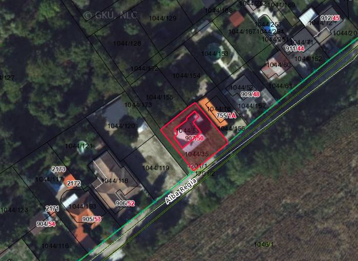 Zrekonštruovaná rekreačná chata v Jahodnej (Dunajské Mlyny) - Letecká mapa ukazuje rozmiestnenie parciel a budov v obci Jahodná.