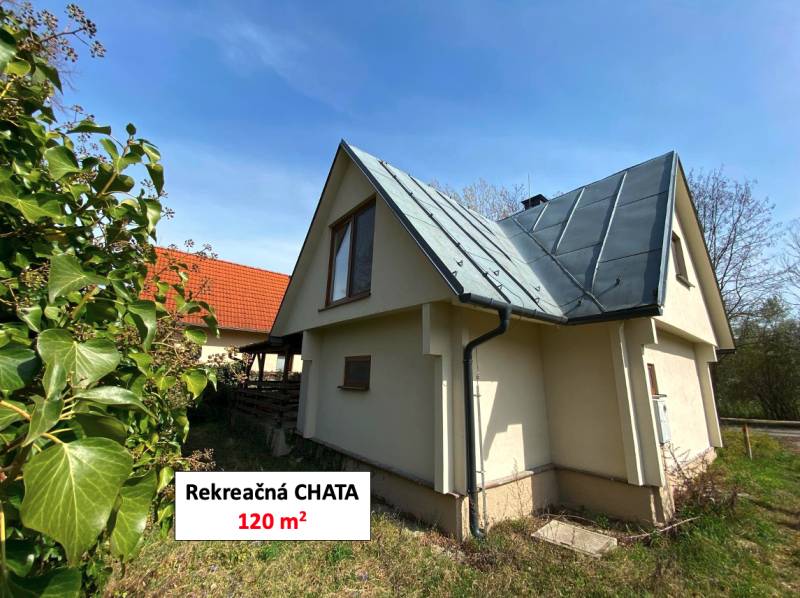 Zrekonštruovaná rekreačná chata v Jahodnej (Dunajské Mlyny) - Exteriér Chaty v Jahodnej, s klasickou strechou a priľahlým pozemkom.