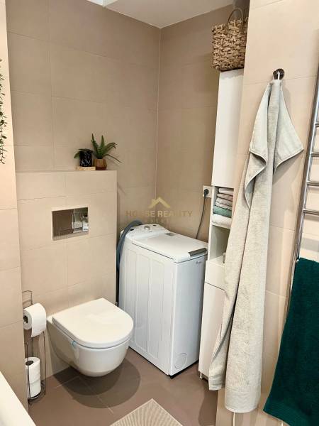 Prenájom 2,5 izbový byt, Trenčianska ulica, Bratislava II. Ružinov - Kúpeľňa s práčkou, závesným WC a vešiakom na uteráky v 2-izbovom byte.