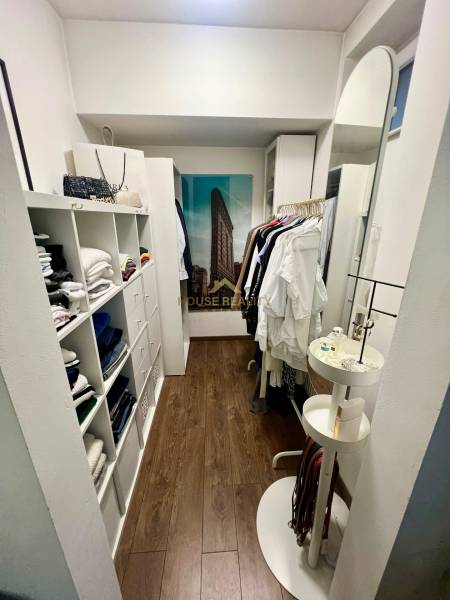 Prenájom 2,5 izbový byt, Trenčianska ulica, Bratislava II. Ružinov - Šatník v 2-izbovom byte, s policovým systémom a podlahou s dreveným dekorom.