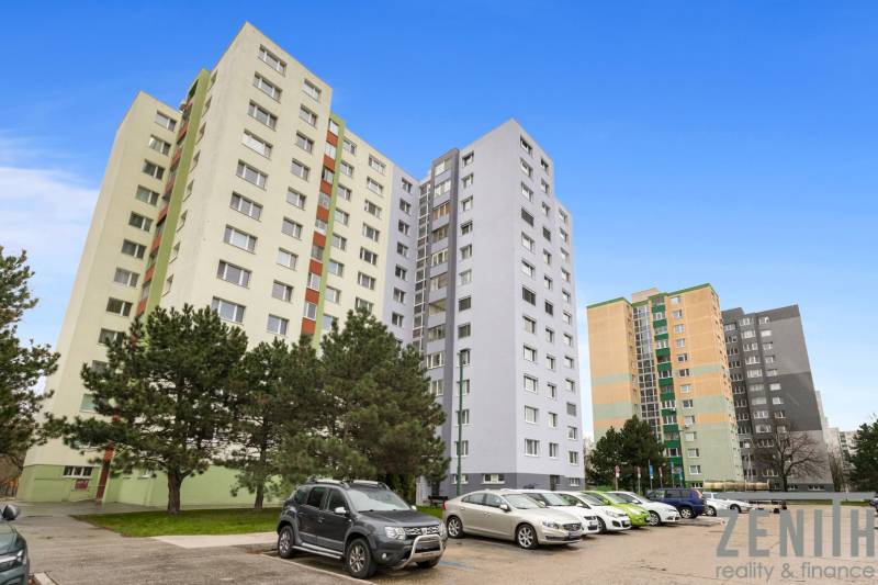 3-izbový byt pri Chorvátskom ramene – pokoj, zeleň a dostupnosť mesta - Panelové domy na Hálovej ulici v Bratislave - Dvory s parkovaním a zeleňou.