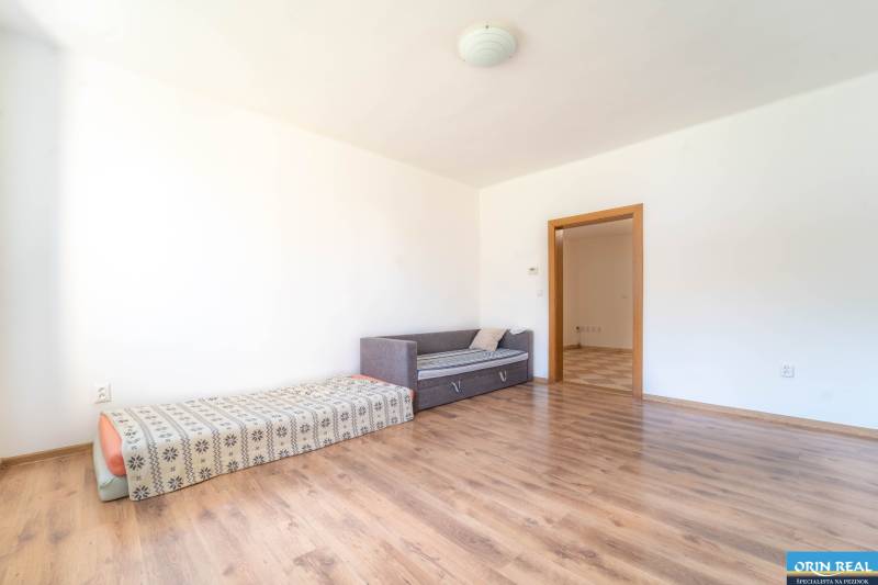 RD PO REKONŠTRUKCII spolu so STAVEBNÝM POZEMKOM na druhý dom - takmer  - Obývacia izba v rodinnom dome s podlahou s dreveným dekorom a základným nábytkom.