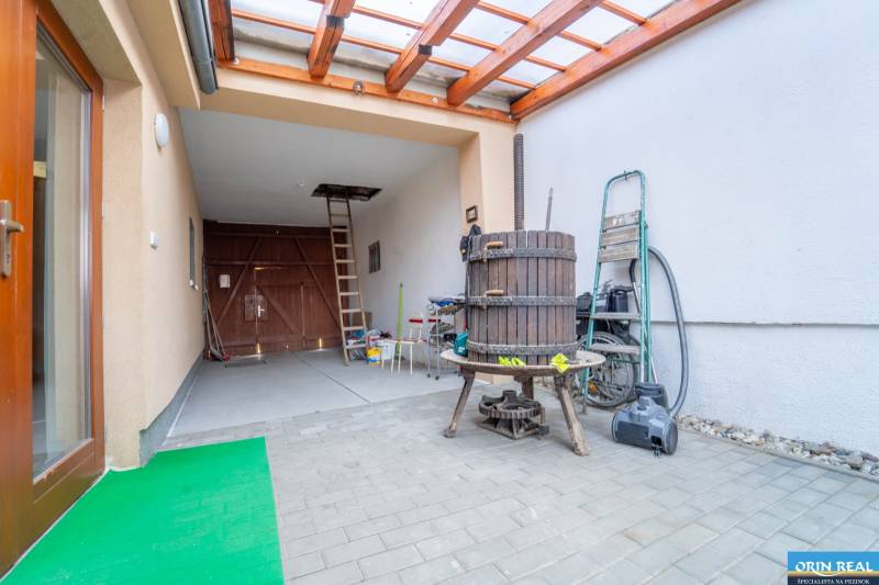 RD PO REKONŠTRUKCII spolu so STAVEBNÝM POZEMKOM na druhý dom - takmer  - Krytý priestor so sudom v rodinnom dome v Pezinku na Kupeckého ulici.