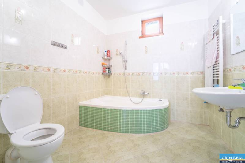 RD PO REKONŠTRUKCII spolu so STAVEBNÝM POZEMKOM na druhý dom - takmer  - Kúpeľňa s rohovo umiestnenou vaňou a toaletou v rodinnom dome.