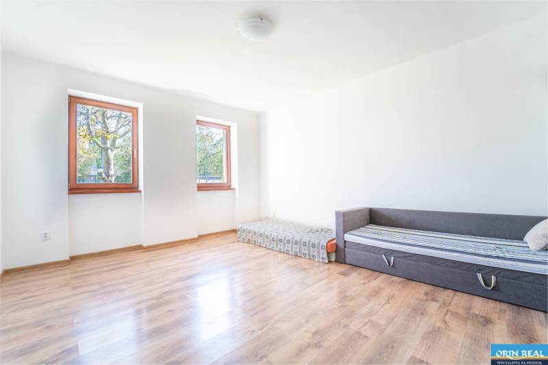 RD PO REKONŠTRUKCII spolu so STAVEBNÝM POZEMKOM na druhý dom - takmer  - Izba v rodinnom dome s dvomi posteľami a podlahou s dreveným dekorom.