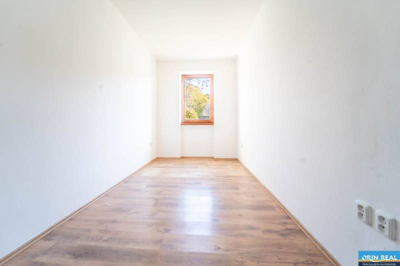 RD PO REKONŠTRUKCII spolu so STAVEBNÝM POZEMKOM na druhý dom - takmer  - Svetlá miestnosť v rodinnom dome s podlahou s dreveným dekorom a výhľadom z okna.