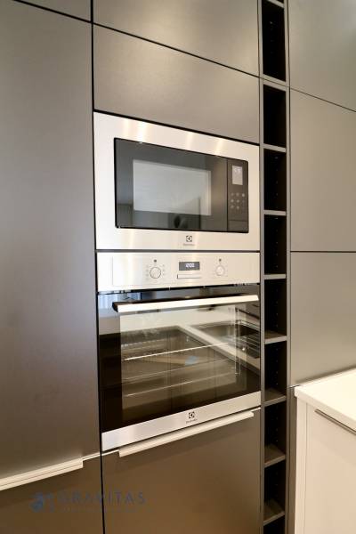 Komfortne vybavený 2-izbový byt v projekte 2 Sýpky - Kuchynská zostava so vstavanou rúrou a mikrovlnnou rúrou v 2-izbovom byte.