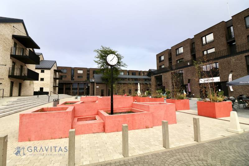 Komfortne vybavený 2-izbový byt v projekte 2 Sýpky - Exteriérový areál s hodinami a modernou architektúrou na Námestí pri Sýpke v Bratislave - Jarovce.