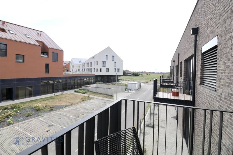 Komfortne vybavený 2-izbový byt v projekte 2 Sýpky - Balkón bytového domu na Námestí pri Sýpke v Bratislave - Jarovce s výhľadom na okolie.