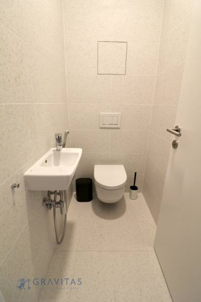 Komfortne vybavený 2-izbový byt v projekte 2 Sýpky - Minimalistická kúpeľňa so závesnou toaletou a umývadlom v 2-izbovom byte.