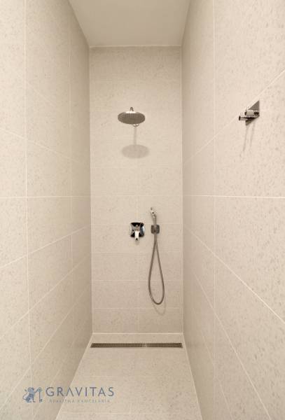 Komfortne vybavený 2-izbový byt v projekte 2 Sýpky - Sprchový kút s bielym obkladom v 2-izbovom byte.