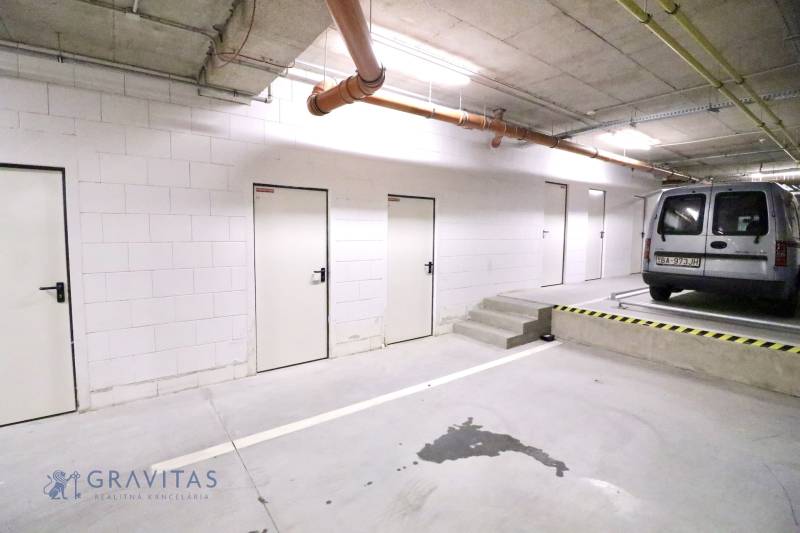 Komfortne vybavený 2-izbový byt v projekte 2 Sýpky - Parkovacie miesto s autom a schodiskom v garáži.