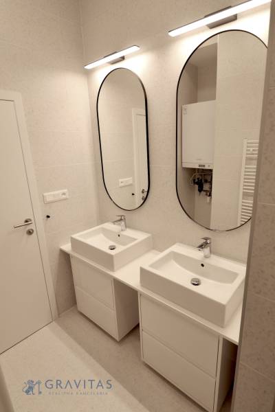 Komfortne vybavený 2-izbový byt v projekte 2 Sýpky - Kúpeľňa so zrkadlami a dvoma umývadlami v 2-izbovom byte.