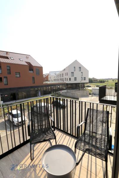 Komfortne vybavený 2-izbový byt v projekte 2 Sýpky - Balkón s dvomi stoličkami v 2-izbovom byte, výhľad na Námestie pri Sýpke v Jarovciach.