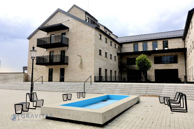 Komfortne vybavený 2-izbový byt v projekte 2 Sýpky - Kamenná fasáda budovy so schodiskom a moderným námestím pri Sýpke v Bratislave-Jarovciach.