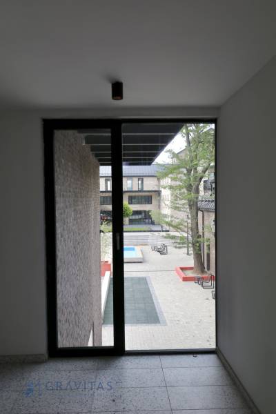 Komfortne vybavený 2-izbový byt v projekte 2 Sýpky - Sklenené dvere vedú na terasu s výhľadom na dvor.