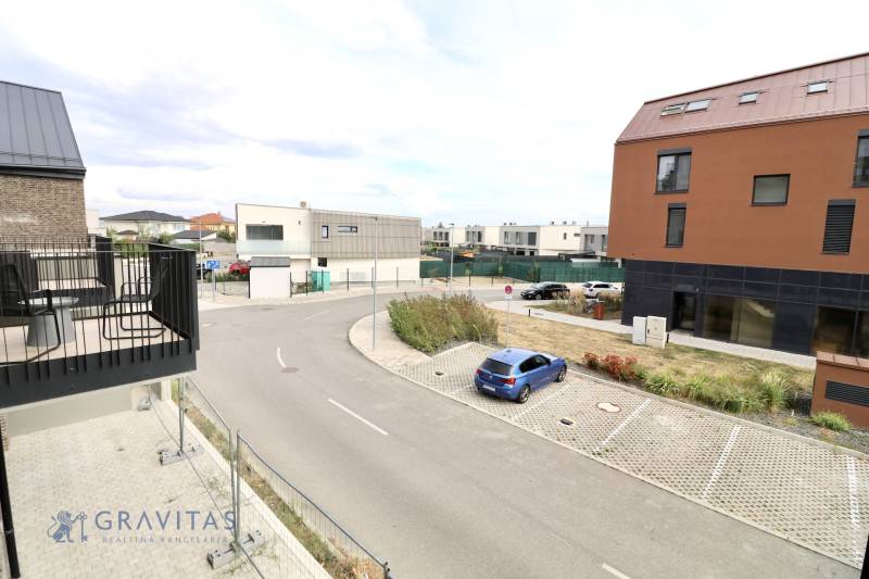 Komfortne vybavený 2-izbový byt v projekte 2 Sýpky - Ulica Námestie pri Sýpke v Bratislave - Jarovce, pohľad z 2-izbového bytu, parkovisko.