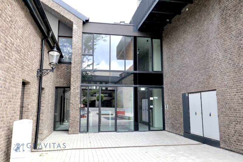 Komfortne vybavený 2-izbový byt v projekte 2 Sýpky - Tehlová budova so sklenenými dverami na Námestí pri Sýpke v Jarovciach.